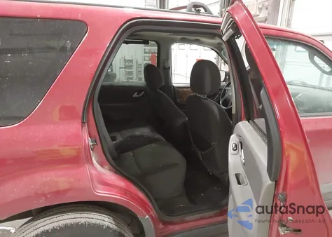 2004 Ford Escape Xlt z USA, uszkodzony, nr VIN 1FMYU03154KA37918